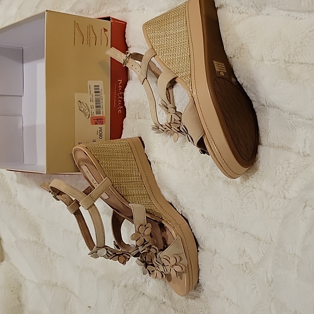 Nurture wedge sandals size 8 - Picture 4 of 5